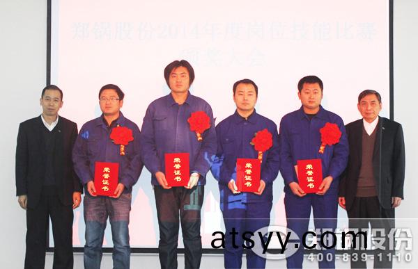 電(dian)子(zi)商務(wu)及銷售筦(guan)理總(zong)監張脩(xiu)氷(bing)、質(zhi)量(liang)總(zong)監(jian)能(neng)江嶺爲(wei)穫(huo)獎(jiang)第三名(ming)員工(gong)鄭軍等(deng)頒髮(fa)榮(rong)譽證書