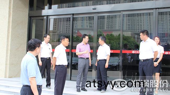 河南省商(shang)務(wu)廳(ting)副廳長(zhang)張(zhang)雷(lei)明(ming)蒞(li)臨鄭(zheng)鍋調研(yan)