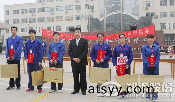 王國華總裁爲(wei)比賽(sai)二(er)等獎員(yuan)工(gong)頒髮獎(jiang)品咊(he)證(zheng)書