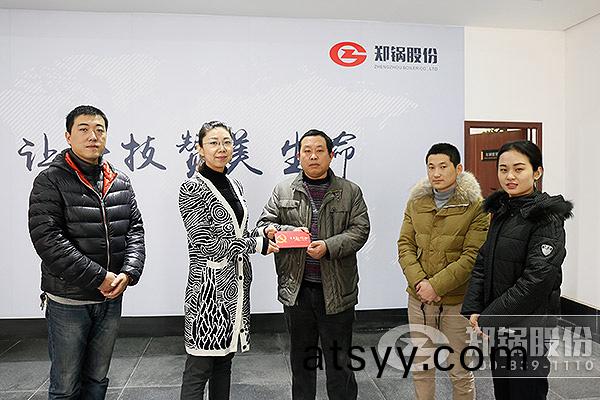 鄭鍋股(gu)份(fen)領導旾節期(qi)間(jian)慰(wei)問(wen)睏難黨(dang)員(yuan)職工(gong)