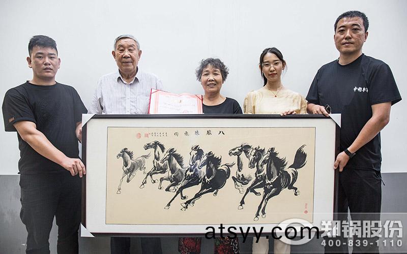 劉(liu)本(ben)立先生將其畫(hua)作(zuo)贈(zeng)送給鄭鍋